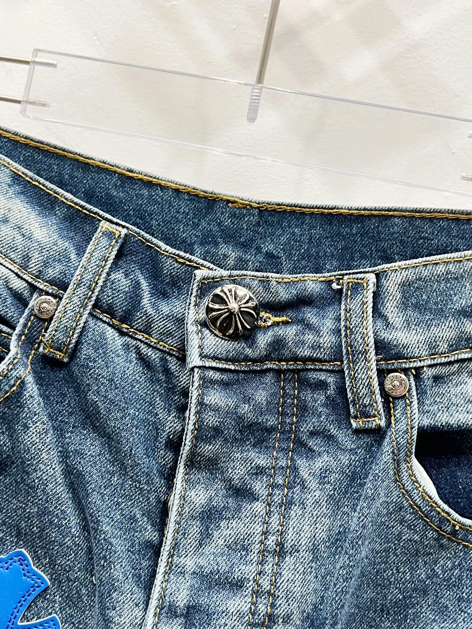 P260 Style No.: (c012) Crow Heart & 𝐂𝐡𝐫𝐨𝐦𝐞 𝐇𝐞𝐚𝐫𝐭 ss25 new graffiti letters blue and white cross patchwork leather couple style loose washed micro-boot jeans. Styles with different washed textures are very friendly to people with thin legs. The micro-flare version perfectly modifies the leg shape. The timeless and moderate length makes it easy to match and match. It is the basis for various styles and is a must-have in your wardrobe! The fabric is stiff but also makes the upper body soft without losing texture. The washing process is even more perfect. It is a must-have item for everyone! ! ! Washed wheat, hang tag, pants label, three labels complete Color: blue Size: 28-30-32-34-36